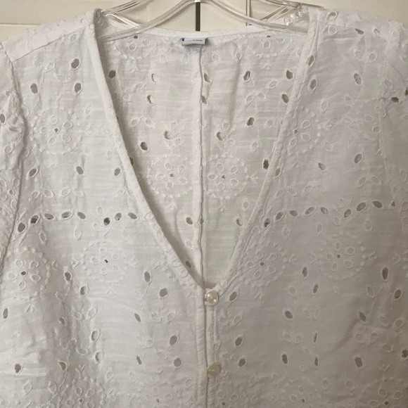 Old navy lace eyelet cotton shirt - Picture 2 of 4